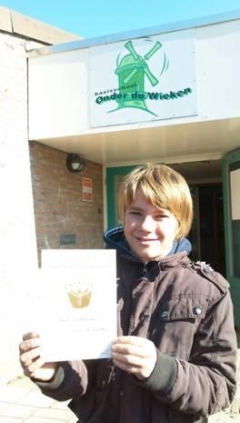 Dat hebben we buiten gedaan, waar de zon al heerlijk stond te schijnen. De winnaar van de voorleeswedstrijd 2012 is geworden: Teun Willemsen! Van harte gefeliciteerd!
