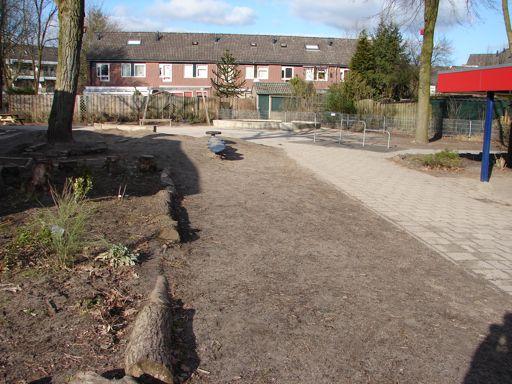 Stukje tuin tussen lokaal Carolijn en fietsenstalling Extra speelruimte creëren in het kader van beweegwijs en
