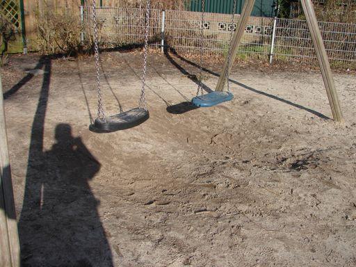 Rubberen tegels onder schommels Veiligheid voor de kinderen verhogen en waterplassen voorkomen.