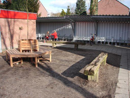 Verwijderen twee houten banken bij de ingang van de school Meer speelruimte creëren voor de kinderen in het kader van beweegwijs.