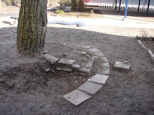 Verwijderen stenen muurtje rondom boom Vandalisme voorkomen door losse stoeptegels en een nettere