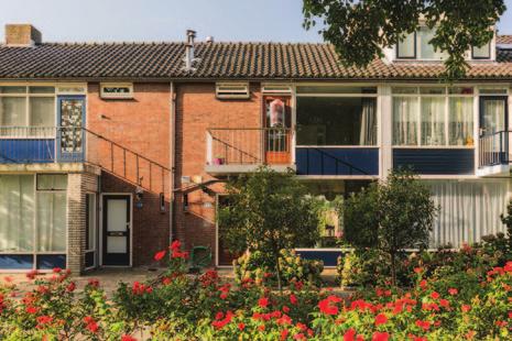 Papendrecht P.C. Hooftlaan 122 Vraagprijs e 175.000,-- k.k. Ruime eengezinswoning met balkon aan de voorzijde en de zonnige achtertuin is ideaal gericht op het zuidwesten. De woning biedt o.a. een lichte en ruime woonkamer en een nette keuken.