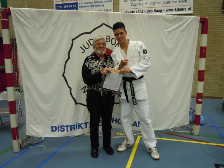 Dan Examen O p zaterdag 29 mei jl. heeft Marcel van Schie het examen in de meestergraad judo afgelegd.