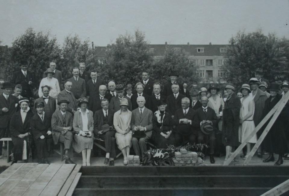 Eerste steenlegging van de Annakliniek op 26 juli 1928 (Anna Groll in het midden met zwart hoedje en witte sjaal)