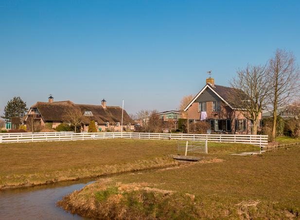 Indeling vrijstaande woning Begane grond: entree/hal met trapopgang naar de verdieping, meterkast; toilet met fonteintje; lichte woonkamer; woonkeuken voorzien van L-vormig keukenblok met gasstel en