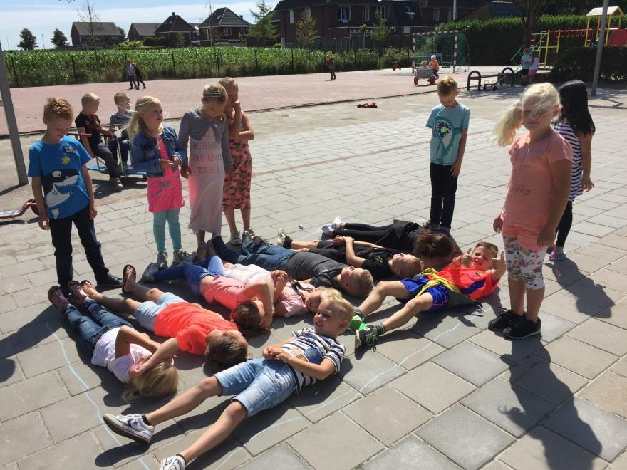 De verhalendief uit de titel blijkt uiteindelijk de meester van groep 4 te zijn, die in de bibliotheek boeken heeft verzameld voor het nieuwe schooljaar.