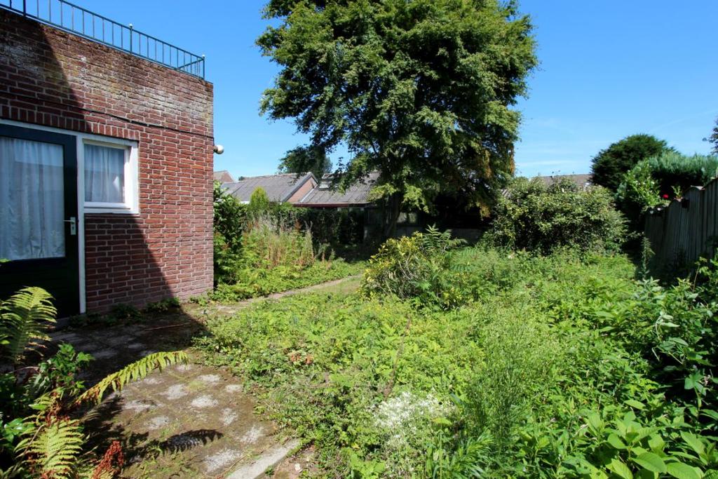 De tuin beschikt over een vrije achterom.