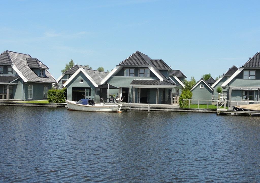 Het park is afgesloten door middel van een slagboom die alleen toegankelijk is voor bewoners. Tuin rondom met ruim parkeren (4 auto s) op eigen erf en voorzien van boothuis 5.80 m x 15 m.