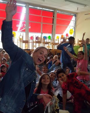 Op het einde kregen alle kinderen als herinnering een theemok met een foto van alle kinderen van de school er op. Ook werd een groepsfoto als herinnering aan de tijd op de Jan v.d. Wijngaard meegegeven.