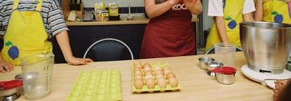 Vul het maatbekertje met water tot aan de maatstreep voor 6 hard gekookte eieren.