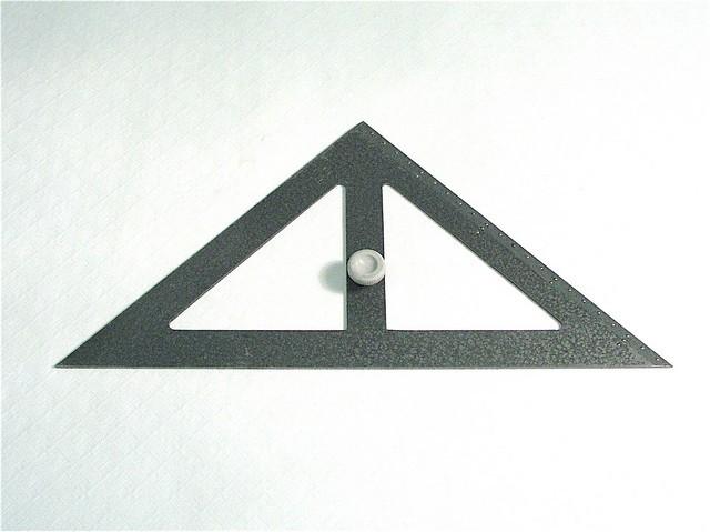 020000034 Driehoek, metaal, met braillemarkeringen,