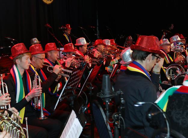 Alle deelnemende muzikanten kregen van de Keiebijters de bekende Keiebijtersdas uitgereikt, die na afloop behouden mocht worden.