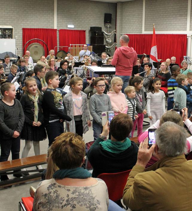 Op dinsdagavond was de HMC-zaal dan ook voor even het domein van tientallen enthousiaste kinderen van de Silvester-Bernadette school.