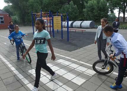 - Leerlingen en ouders pakken vaker de fiets of gaan lopend naar school. Materialen Op www.schoolopseef.