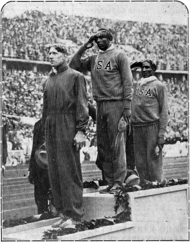 bron 12 Huldiging tijdens de Olympische Spelen in Berlijn (1936). Winnaar van de 100 meter hardlopen. Van links naar rechts: Tinus Osendarp (brons), Jesse Owens (goud) en Matcalfe (zilver).