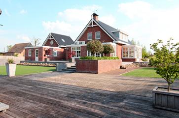 De villa is gebouwd in 2010, eigenlijk is het nog nieuw en de architect heeft een landelijke snit aan de woning gegeven, de detaillering is rijk.