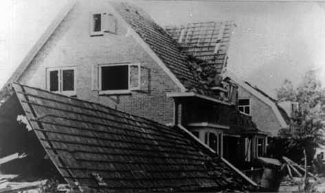 (Foto: collectie Karl Rode) verdeeld in twee ploegen: Noord voor de Hangars A, B, E, het stationsgebouw en het platform, en Zuid voor de Motorafdeling en Hangars D en C met bijgebouwen.