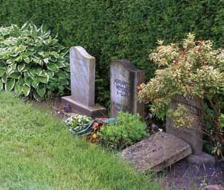 Afmeting en ligging van het graf: 2 x 1 m. (1.5 x 0.75 m.) De graven liggen op het nieuwe deel. Monument: Boven: staande steen van 50 x 35 cm.