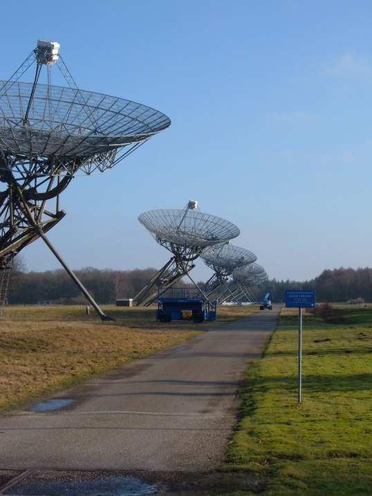 Figuur 1: Enkele schotelantennes van de Westerbork Synthese Radio Telescoop. De diameter van een schotel is 25m.