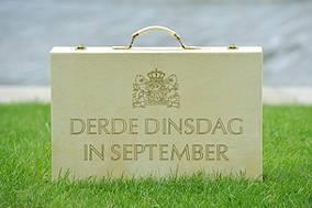 Opdracht 2 Prinsjesdag is een traditie met een aantal vaste onderdelen. Denk aan de gouden koets, het koffertje, de miljoenennota, de rijksbegroting en de troonrede. a. Hoe lang bestaat Prinsjesdag in 2017?