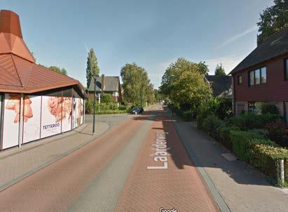 De auto rijdt achter de fietser, en kan slechts inhalen wanneer er geen verkeer van de tegenrichting