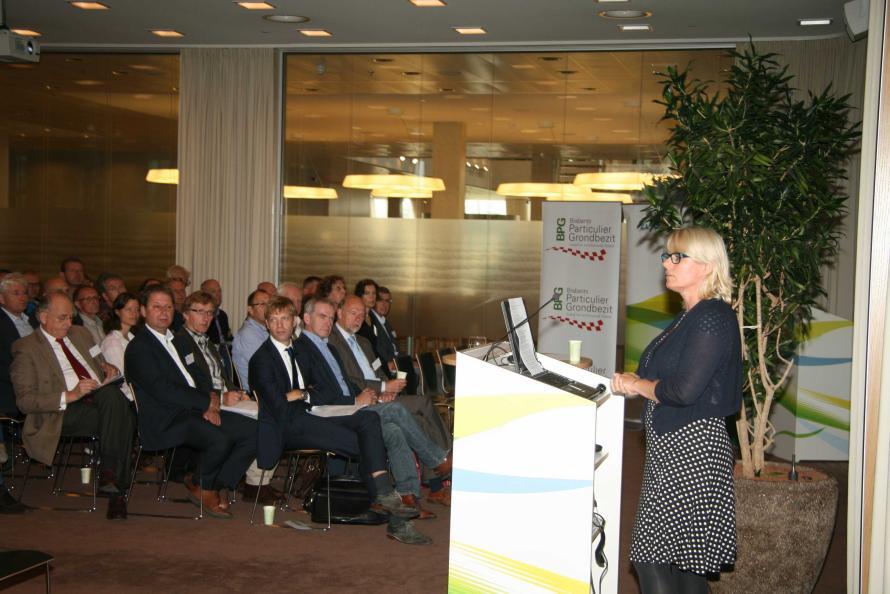 Aan de orde kwam: 1. Provincie meer op afstand Yolande van der Meulen, clusterdirecteur Natuur en Milieu van de provincie Noord-Brabant opende het symposium.