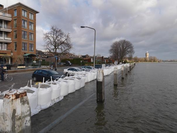 Zwijndrecht, januari 2012 Door het hoge water in de Oude Maas, dreigt de Maaskade onder te lopen.