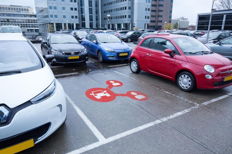 Actie 8: Adopteer het beeldmerk autodelen Om de herkenbaarheid van autodelen te verhogen, is een beeldmerk nuttig. De gemeente Utrecht heeft daarom een beeldmerk ontwikkeld.