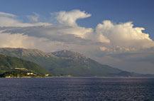 Daarna per (mini-) bus via een prachtige bergroute langs het Meer van Debar en de grens met Albanië naar Elsani bij Ohrid.