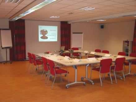 Hier is een ruime zaal beschikbaar, waardoor het makkelijk is om van een plenaire organisatie naar groepswerk te gaan.