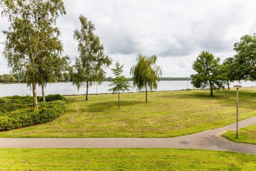 Op loopafstand winkelcentrum de Ridderhof met diverse vers winkels en supermarkten voor de dagelijkse boodschappen.