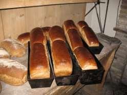 Decoraties worden eraan toegevoegd door middel van knippen en snijden in het brood. Deze decoraties gaan in de oven open staan.