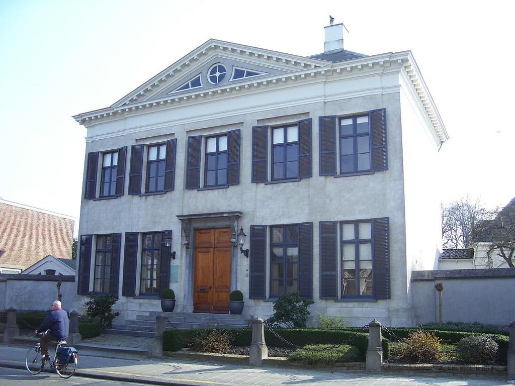Sint Bernaertsstraat 10 Demografie: In 1860 telde de gemeente Oudenbosch ongeveer 3000 inwoners. Op 31 december 1922 werd het aantal van precies 6000 bereikt.