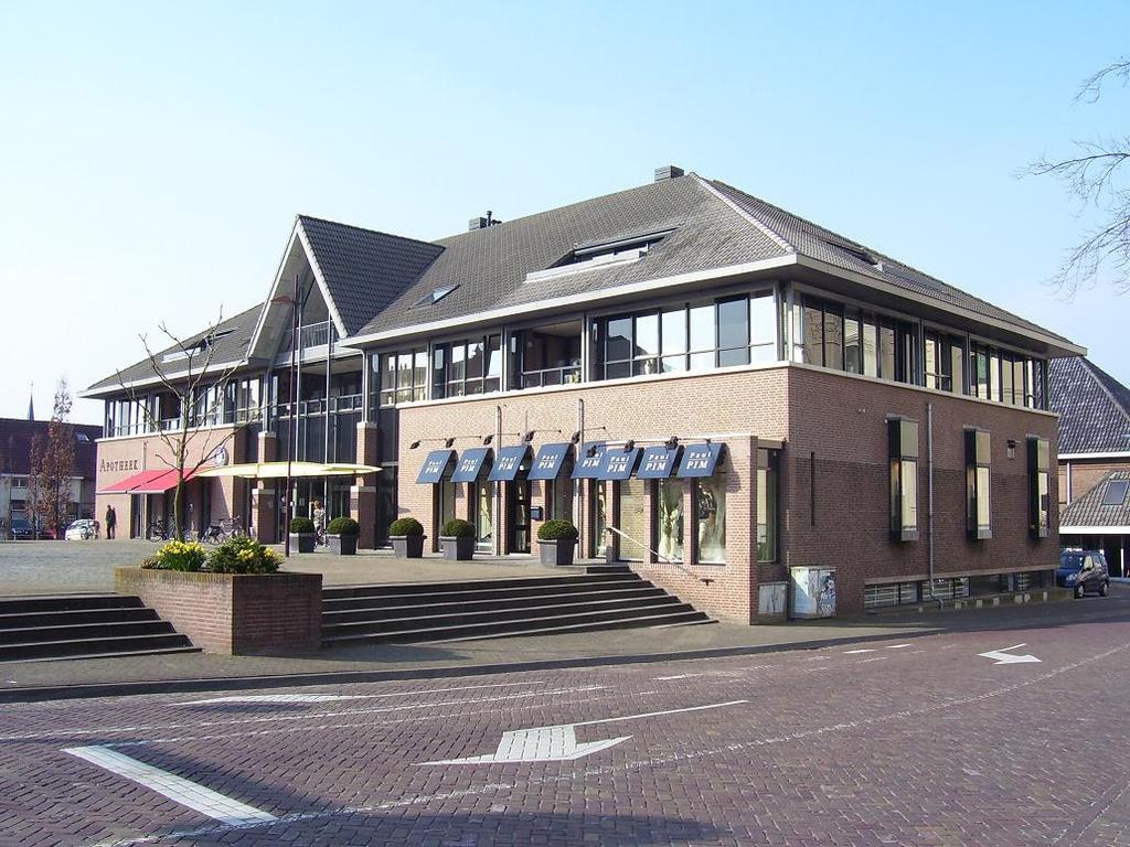 Jan Gielenplein Bestuurlijke indeling: Evenals in andere gemeenten eiste ook in Oudenbosch de oplossing van de woningnood grote aandacht.