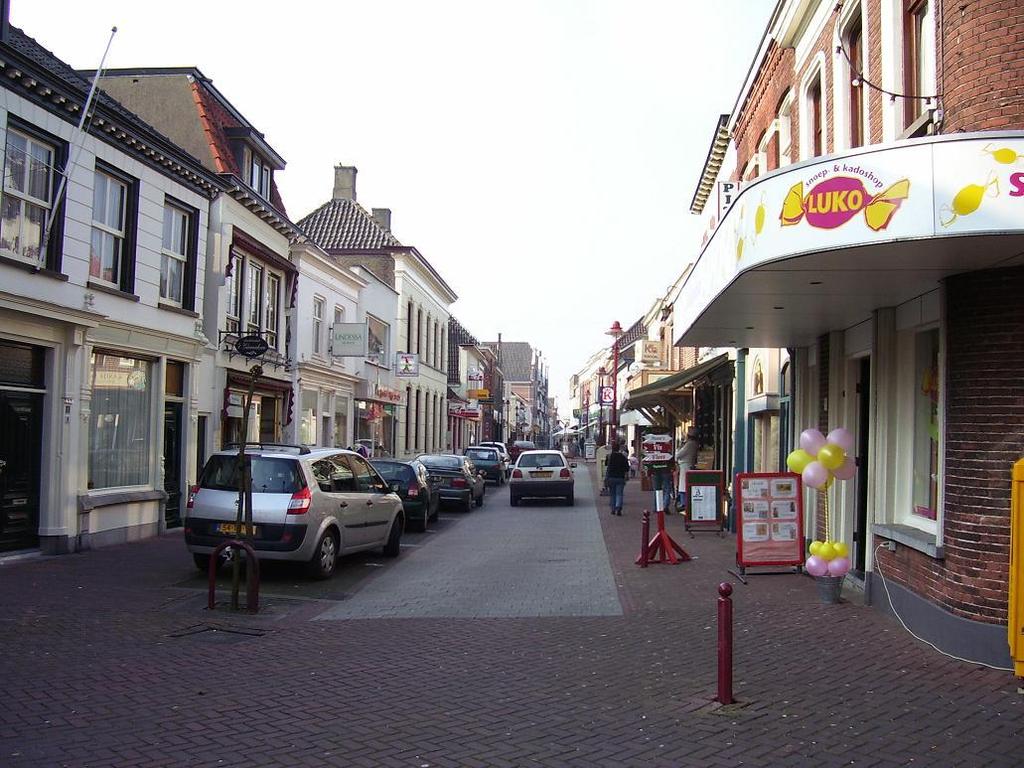 Zicht in de Prof. Van Ginnekenstraat Ook de veerdienst, die van hier op de handelsstad Dordrecht werd ingesteld, kwam Oudenbosch ten goede.
