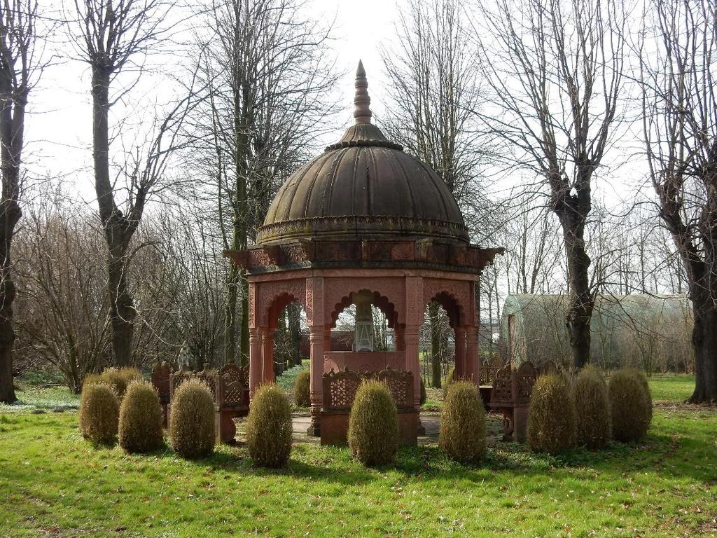 Dan zien we kasteel Meerssenhoven in de verte liggen. We houden de pas er goed in, terwijl het inmiddels al lang is opgehouden met regenen.