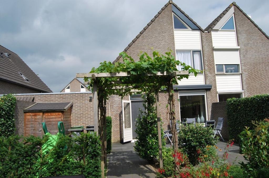 Korvijnagel 9 5345 BW Oss Inleiding Met zorg en smaak afgewerkte twee onder een kap woning in een uitstekende woonomgeving. Geert en Hennie mogen niet weg van de buurt.