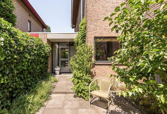 De achtertuin is gelegen aan een singel en kijkt mooi weg over het levendige groen. De Zonnebloem mag gerust een pareltje in de Merenwijk genoemd worden.