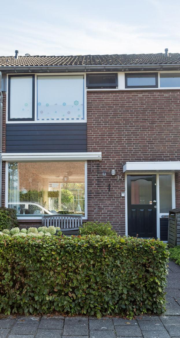 4 franksweegersmakelaardij.nl Beschrijving De keurig onderhouden en grotendeels gemoderniseerde middenwoning (ca. 110 m2), met berging, ligt op rustige en goede locatie in de woonwijk Hoge Vucht.