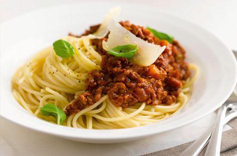 kook. Strooi een flinke snuif zout in het water. Zodra het water kookt, gaar je er de spaghetti in. Kook de pasta net niet beetgaar.