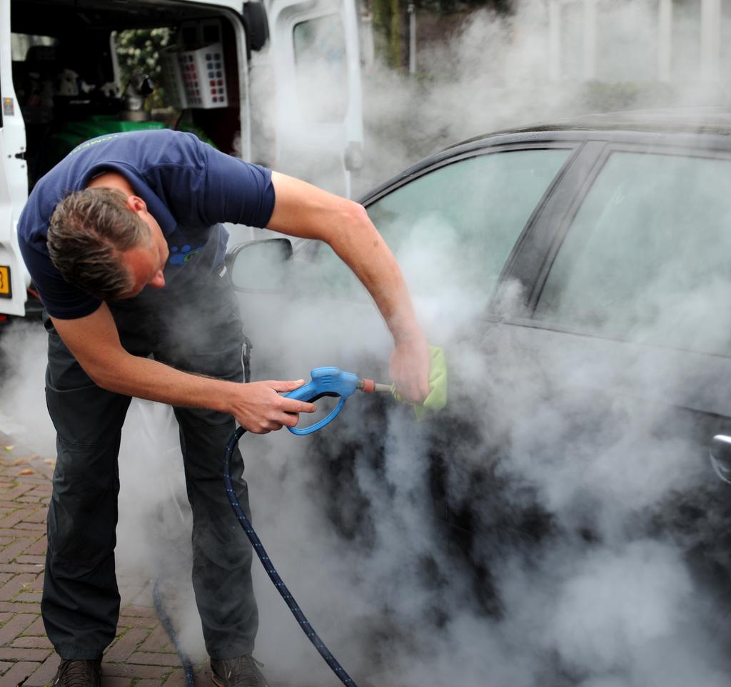 De servicewagens van De Autostomerij zijn volledig zelfvoorzienend en dus niet afhankelijk van een elektriciteits - of wateraansluiting.