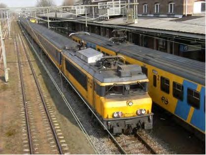 Snel passeren Intercity s en stoptreinen rijden vaak achter elkaar over hetzelfde spoor. Bij een bepaald station passeert de intercity, die sneller doorrijdt, de stoptrein.