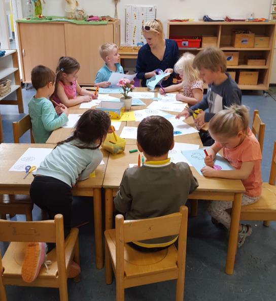 Van tevoren hadden we in de klas kuikens en eieren gemaakt om onze stokken mee te versieren.