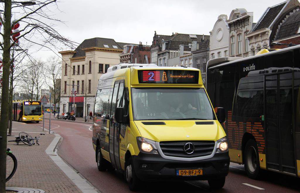 Auto, vrachtverkeer en bus Dagelijks rijden er rond de 125 bussen door de straat. De Voorstraat is daarnaast aangewezen als route voor zwaar (logistiek) verkeer naar de binnenstad.
