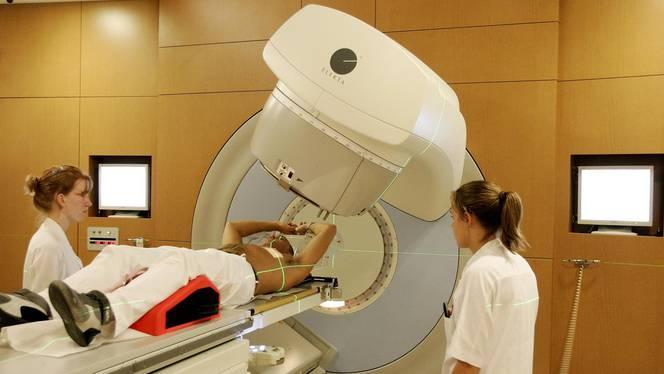 Een kankerpatiënt wordt bestraald in de bestralingsruimte ANP Twee high-tech centra voor behandeling kanker op komst Nederland krijgt in elk geval twee nieuwe centra voor de behandeling van kanker