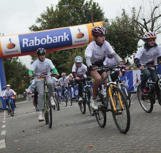 Baan maken voor de wielersport voor dunne én dikke banden. De Rabobank sponsort zo'n 175 lokale Dikke Banden Races Sport inspireert en verbindt.