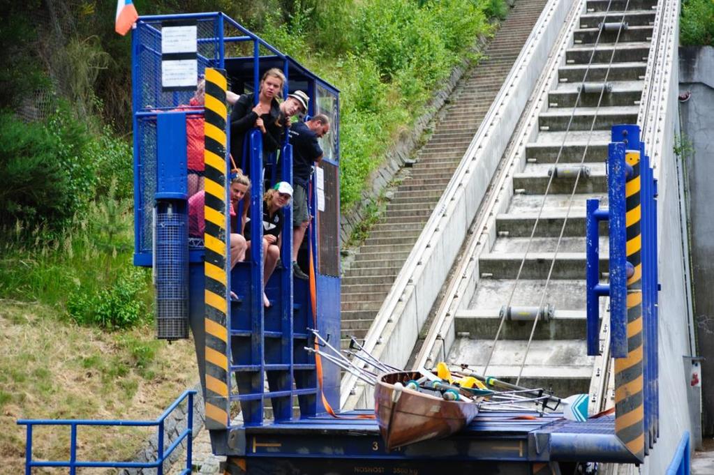 voor het transport van de botenwagen en de busjes, het doen van boodschappen voor culinaire hoogstandjes als