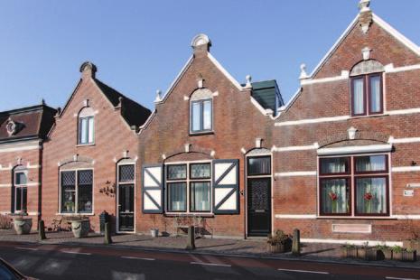 Groot-Ammers Voorstraat 39 Vraagprijs e 259.000,-- k.k. In het gezellige centrum van het dorp, langs de dijk, staat deze sfeervolle woning (1920) met o.a. een recent opgeknapte keukeninrichting en drie slaapkamers.