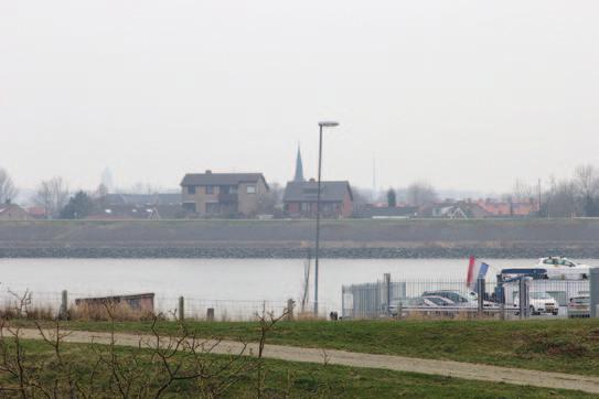 08, ingericht met een inloopdouche, een tweede toilet en een wastafelmeubel met granieten werkblad en waskom. De ruimte is geheel betegeld in vanille kleur met een terrakleurige tegelvloer.