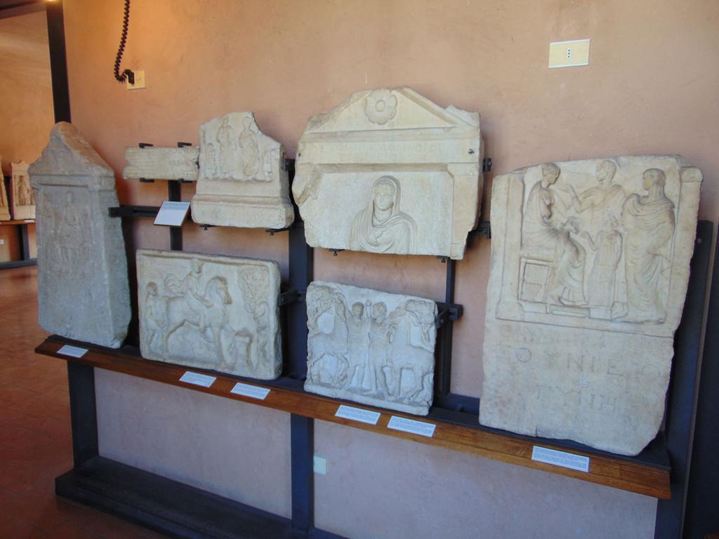 Op de tweede verdieping staan de beelden uit de tijd van de Etrusken, waaronder allerlei